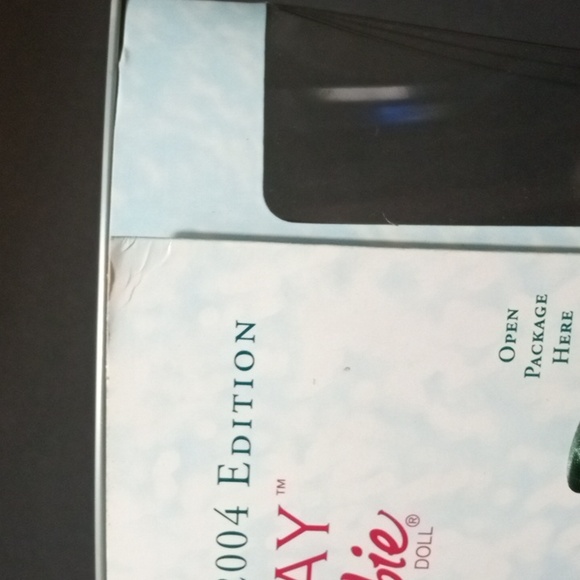 Holiday Barbie 2004 - Picture 8 of 10